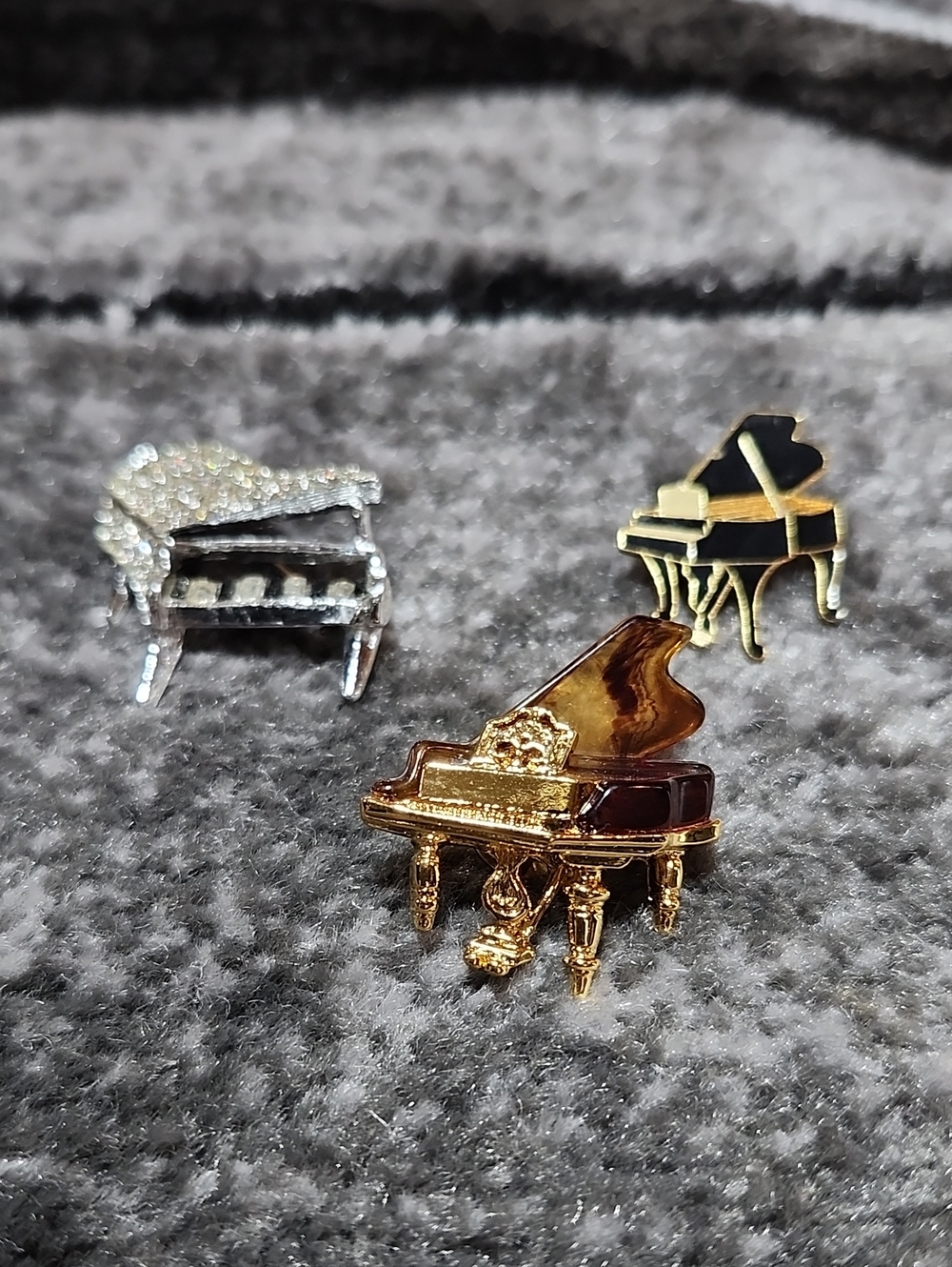 VINTAGE SET-OF-3 GRAND PIANO 3-D SHAPED ASSORTED BROOCH PINS BUNDLE
